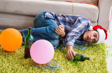 Adam noel partisinden sonra akşamdan kalma.