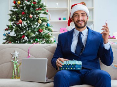 Noel 'de evde çalışan bir iş adamı.