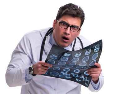 Beyaz backgro izole bir grafisi tutan genç erkek doktor