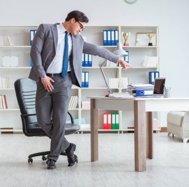 İş adamı işte ara verirken eğleniyor.