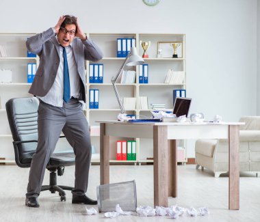 Ofiste çalışan kızgın işadamı kovuldu.