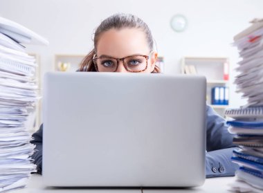 Evrak işleriyle uğraşan yorgun bir iş kadını.