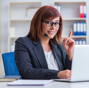 Müşterilerle çalışan çağrı merkezi operatörü