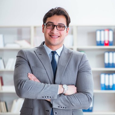 Ofiste çalışan genç bir işadamı.