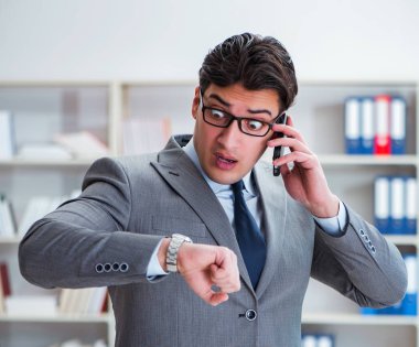 Ofiste çalışan genç bir işadamı.