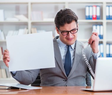 Ofisteki işadamı elinde boş bir mesaj panosu tutuyor.