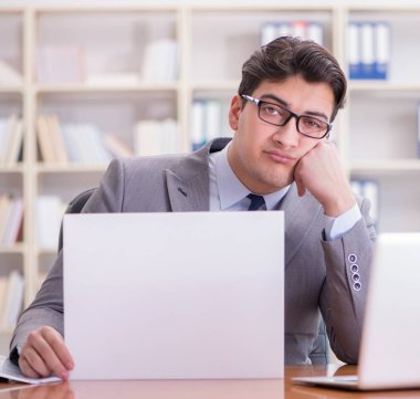 Ofisteki işadamı elinde boş bir mesaj panosu tutuyor.