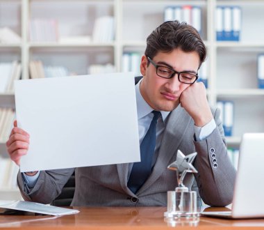 Ofisteki işadamı elinde boş bir mesaj panosu tutuyor.