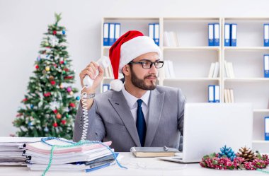 Genç işadamı Noel 'i ofiste kutluyor.