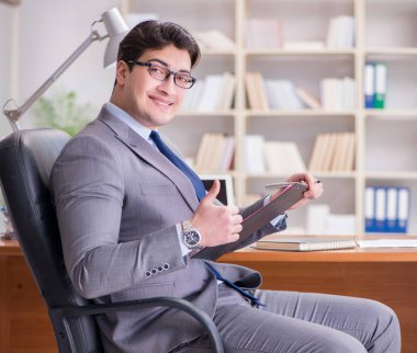 Ofiste çalışan genç bir işadamı.