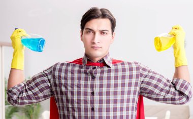 Süper kahraman temizlikçi ev işi yapıyor.