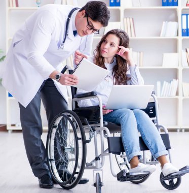 Tekerlekli sandalyedeki hasta düzenli kontrol için doktoru ziyaret ediyor.