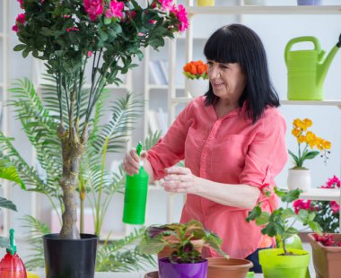 Çiçekçide çalışan kadın çiçekçi