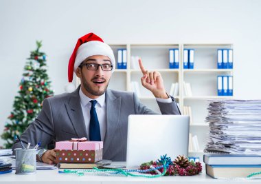 Genç işadamı Noel 'i ofiste kutluyor.