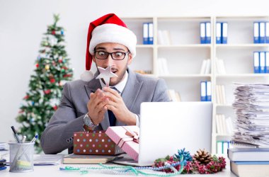 Genç işadamı Noel 'i ofiste kutluyor.