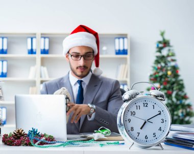 Genç işadamı Noel 'i ofiste kutluyor.