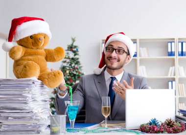 Genç işadamı Noel 'i ofiste kutluyor.