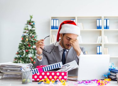 Genç işadamı Noel 'i ofiste kutluyor.