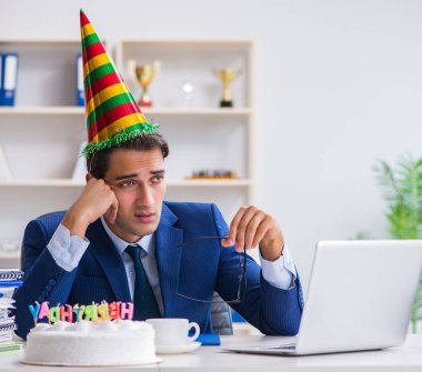 Adam ofiste doğum gününü kutluyor.