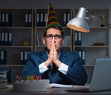 Adam ofiste doğum gününü kutluyor.