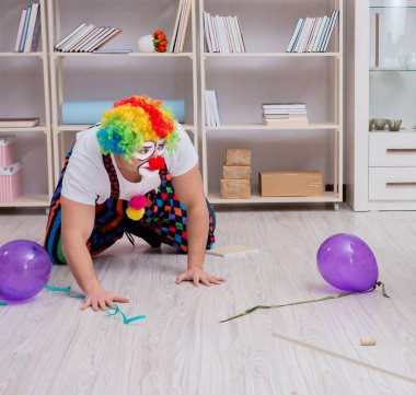 Sarhoş palyaço evde parti veriyor.