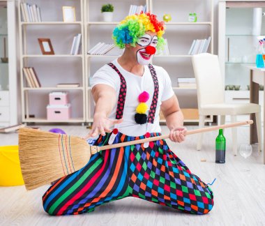 Komik palyaço evde temizlik yapıyor.