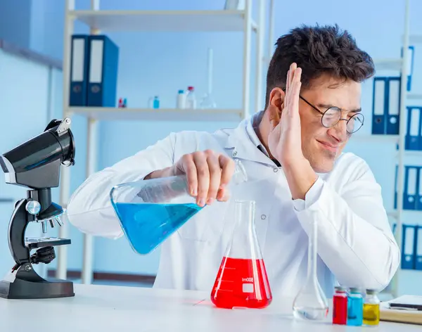 Grappige gekke chemicus die in een laboratorium werkt — Stockfoto