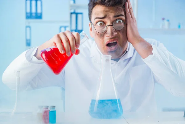 Αστείος τρελός χημικός που δουλεύει σε εργαστήριο — Φωτογραφία Αρχείου