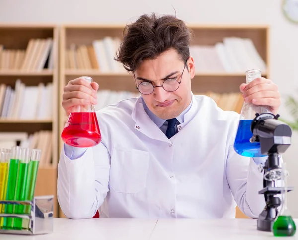 Šílený šílený vědec doktor dělá experimenty v laboratoři — Stock fotografie