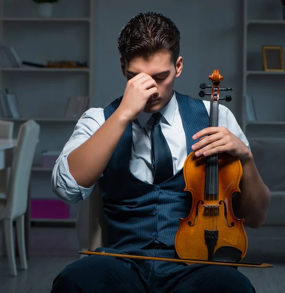 Jovem músico praticando violino em casa — Fotografia de Stock