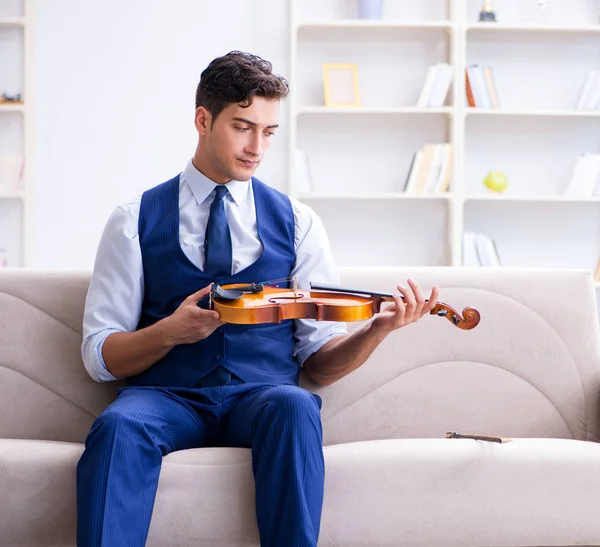 Joven músico practicando el violín en casa — Foto de Stock