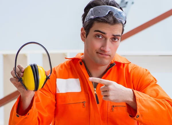 Trabajador que muestra el importador de usar la cabeza de cancelación de ruido — Foto de Stock