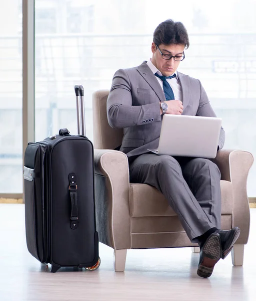 Jeune homme d'affaires dans le salon d'affaires de l'aéroport attendant le vol — Photo