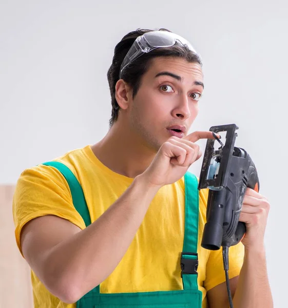 Contractor working on laminate wooden floor — Stock Photo, Image