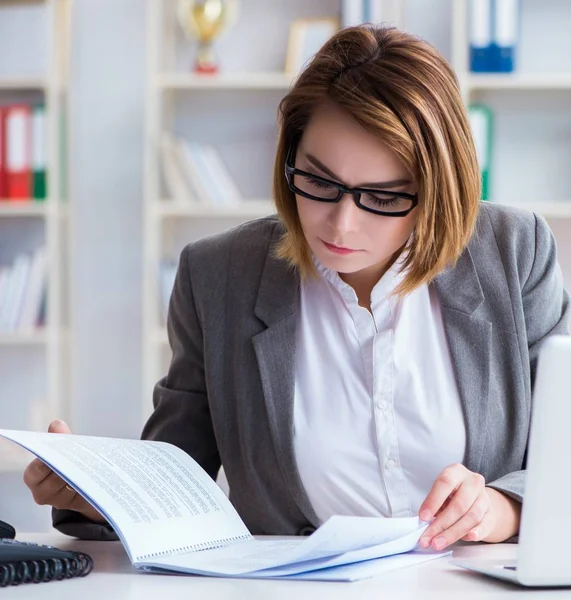 Femme d'affaires travaillant dans le bureau — Photo