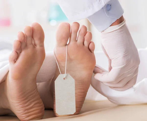 Forense de policía examinando cadáver en morgue — Foto de Stock