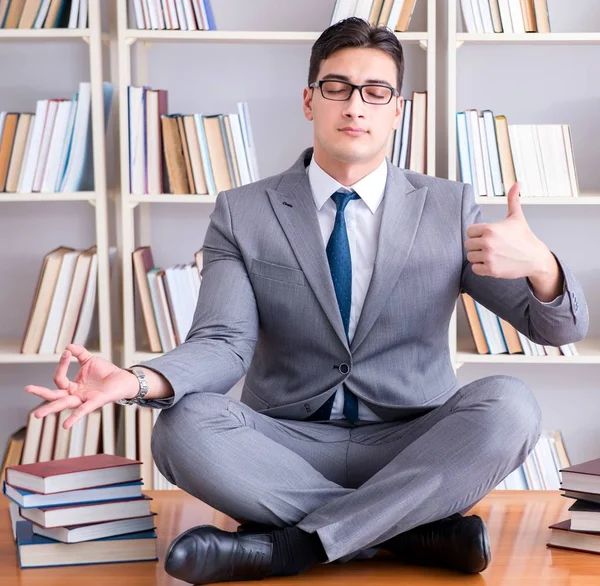 Kaufmann Student in Lotus-Position konzentriert meditieren — Stockfoto