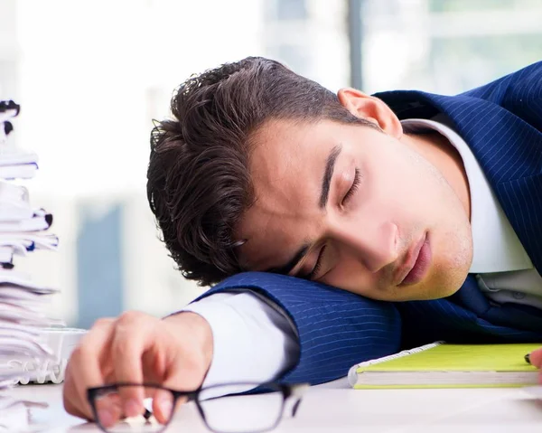 Uomo d'affari stanco esausto dopo duro lavoro e lavoro eccessivolo — Foto Stock