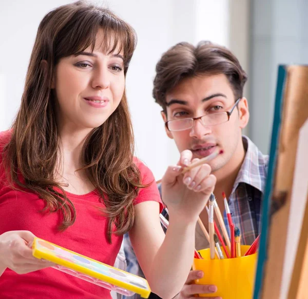 Artist coaching student in painting class in studio — Stock Photo, Image