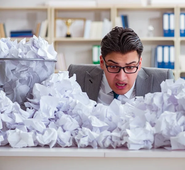 Empresario en concepto de reciclaje de papel en la oficina —  Fotos de Stock