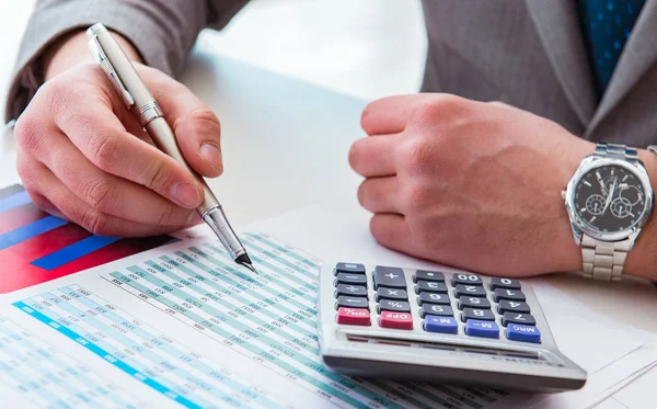 Finance analyst looking and financial reports — Stock Photo, Image