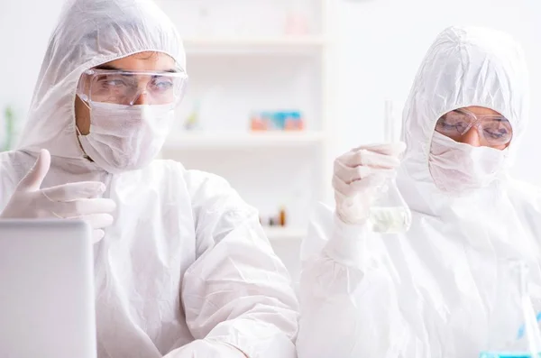 Deux chimistes travaillant au labo — Photo