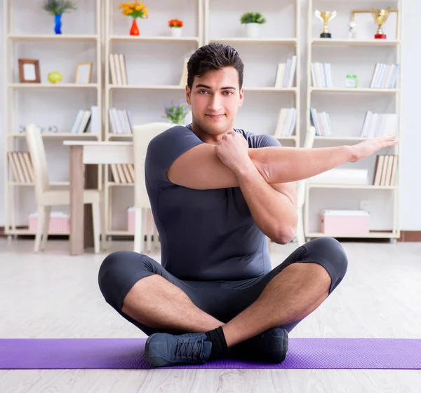 Junger Mann trainiert zu Hause mit Sport und gesundem Lebensstil — Stockfoto