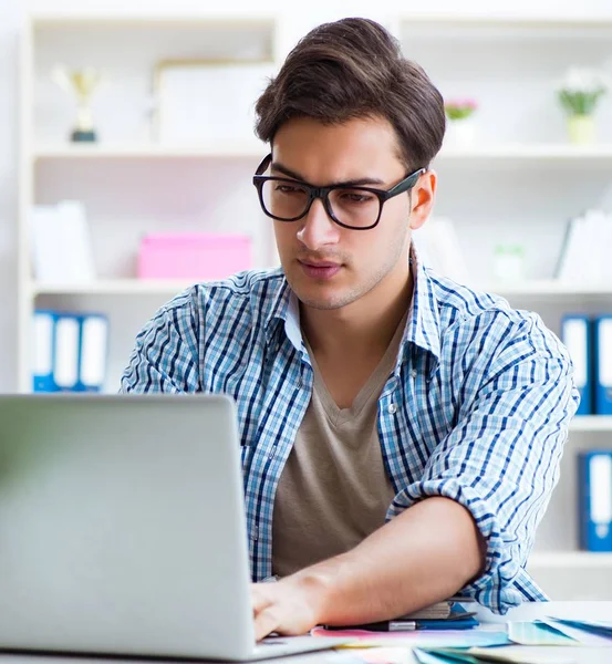 Libero professionista che lavora a casa nuovo progetto — Foto Stock