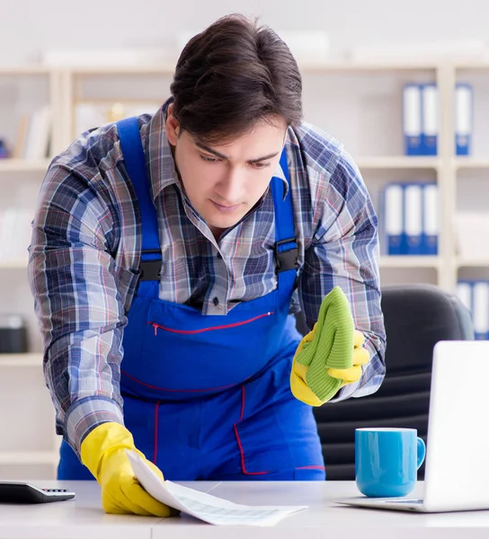 Masculino limpador trabalhando no escritório — Fotografia de Stock