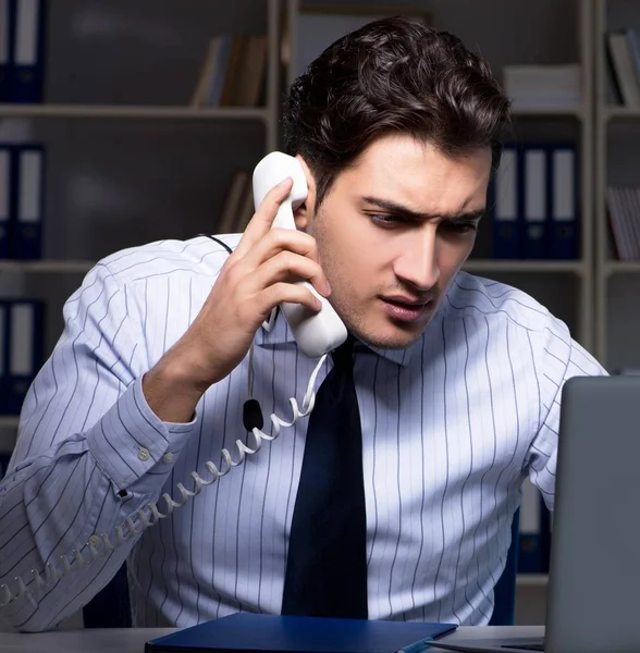 Trött och utmattad helpdesk operatör under nattskiftet — Stockfoto