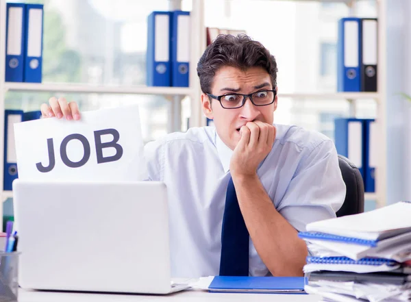 Jovem empresário à procura de emprego no conceito de desemprego — Fotografia de Stock