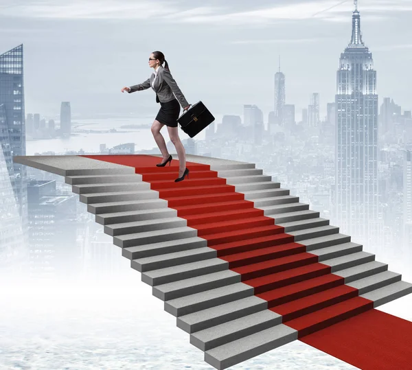 Fiatal üzletasszony mászás lépcsőn és vörös szőnyeg — Stock Fotó