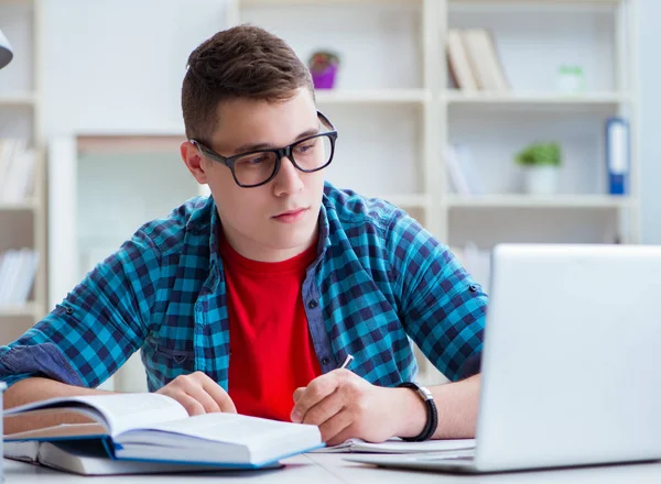 Jovem adolescente se preparando para exames estudando em uma mesa dentro de casa — Fotografia de Stock