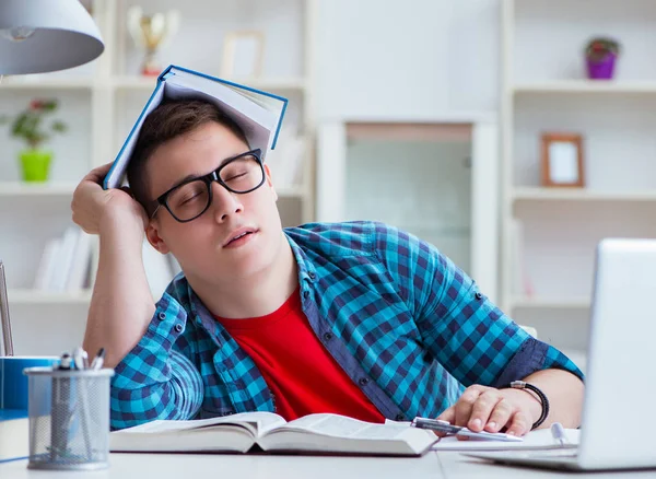 Jovem adolescente se preparando para exames estudando em uma mesa dentro de casa — Fotografia de Stock